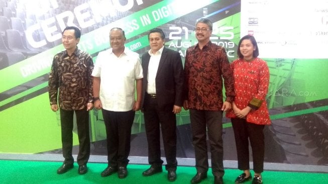 Ketua KONI Pusat Marciano Norman (kedua dari kiri) menghadiri pembukaan ISEF 2019 di JCC Senayan, Jakarta, Rabu (21/8/2019). [Suara.com/Arief Apriadi]