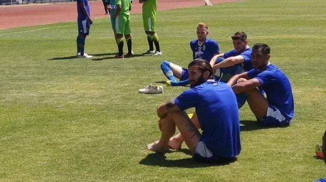 Empat pemain asing Persib Bandung, (ki-ka) Kevin Van Kippersluis, Nick Kuipers, Omid Nazari dan Bojan Malisic saat menjalani latihan di stadion Gelora Bandung Lautan Api, Bandung, Rabu (21/8/2019). [Suara.com/Aminuddin]