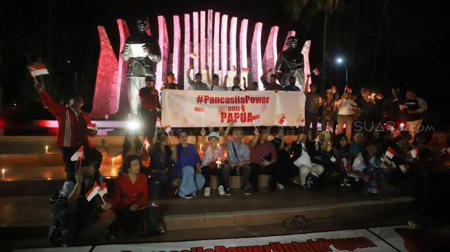 Massa yang tergabung dalam Pencinta NKRI dan Pancasila menggelar doa bersama untuk Papua di Tugu Proklamasi, Menteng, Jakarta, Selasa (20/8) malam. [Suara.com/Arya Manggala]