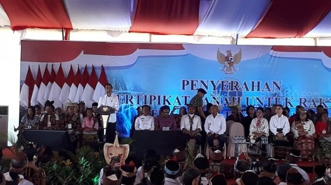 Presiden Jokowi saat membagikan sepeda ke masyarakat Kupang, NTT. (Suara.com/Ummi HS).