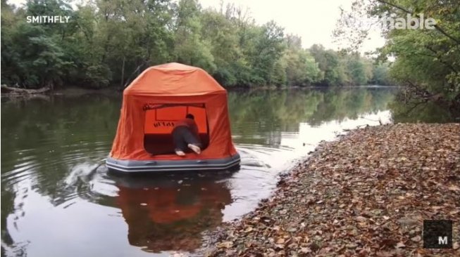 Tenda mengapung di air (youtube.com/Mashable Deals)