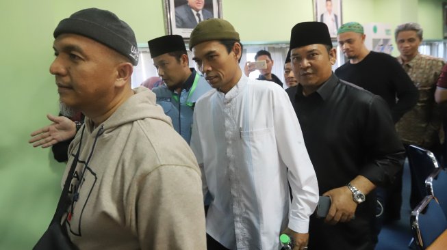 Ustaz Abdul Somad usai memberikan keterangan pers di Kantor MUI, Jakarta, Rabu (21/8). [Suara.com/Arya Manggala]