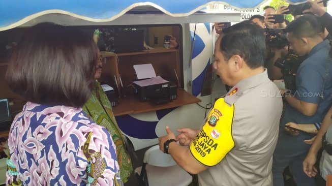 Polda Metro Jaya meluncur mobil keliling untuk memudahkan masyarakat Jakarta dan sekitarnya mengurus Surat Keterangan Catatan Kepolisian (SKCK). (Suara.com/Yosea Arga)