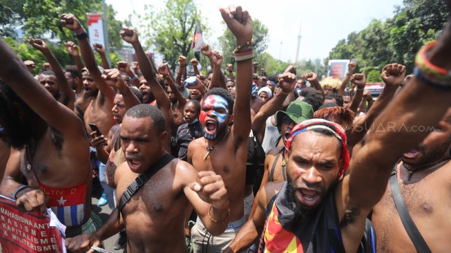 Sejumlah pemuda dan mahasiswa asal Papua yang tergabung dalam Aliansi Mahasiswa Anti Rasisme, Kapitalisme, Kolonialisme dan Militerisme melakukan aksi di depan Istana Merdeka,Jakarta, Kamis (22/8). [Suara.com/Arya Manggala]