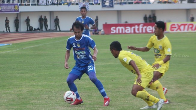 Gelandang PSIM Yogyakarta, Ichsan Pratama, pada pertandingan kontra Persiba Balikpapan di Stadion Mandala Krida, Kamis (22/8/2019). (Suara.com/Irwan Febri Rialdi).