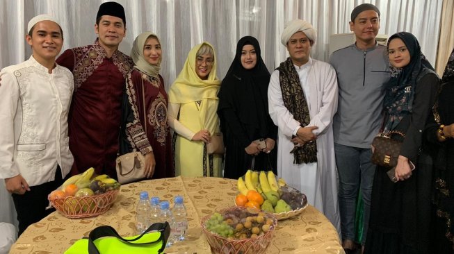 Gus Anom bersama sejumlah artis seperti Cut Meyriska, Roger Danuarta, dan Ricky Perdana. [Instagram]