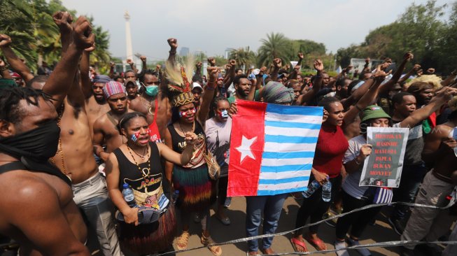 Sejumlah pemuda dan mahasiswa asal Papua yang tergabung dalam Aliansi Mahasiswa Anti Rasisme, Kapitalisme, Kolonialisme dan Militerisme melakukan aksi di depan Istana Merdeka,Jakarta, Kamis (22/8). [Suara.com/Arya Manggala]