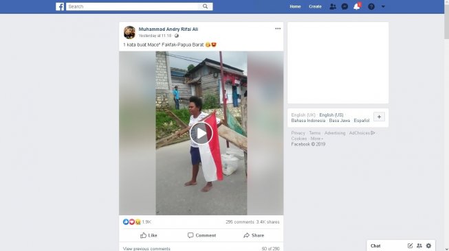 Wanita di Fakfak kibarkan bendera Merah Putih - (Facebook/Muhammad Andry Rifai Ali)