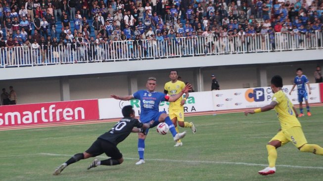 Kapten PSIM Yogyakarta, Cristian Gonzales, dalam pertandingan melawan Persiba Balikpapan, Kamis (22/8/2019). (Suara.coom/Irwan Febri Rialdi).