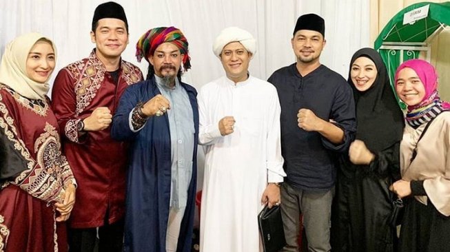 Sejumlah artis seperti Limbad, Rickyu Perdana, Sultan Djorghie dan Annisa Trihapsari bareng mengikuti pengajian, zikir, dan salawat bareng Gus Anom. [Instagram]