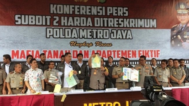 Polda Metro Jaya saat merilis kasus penipuan modus jual apartemen fiktif. (Suara.com/Arga).