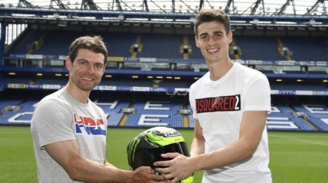 Maverick Vinales dan Cal Crutchlow saat menyambangi markas Chelsea. (motogp.com)