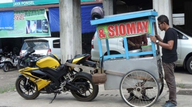 Pedagang siomay yang menggunakan Yamaha R15 sebagai penarik gerobak. (Facebook/Berita Purbalingga)