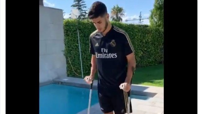 Penyerang Real Madrid, Marco Asensio melakukan terapi berjalan setelah menjalani operasi. (Twitter/@marcoasensio10)