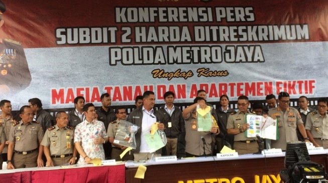 Polda Metro Jaya saat merilis kasus penipuan modus jual apartemen fiktif. (Suara.com/Arga).