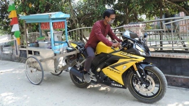 Pedagang siomay yang menggunakan Yamaha R15 sebagai penarik gerobak. (Facebook/Beritaa Purbalinggaa)