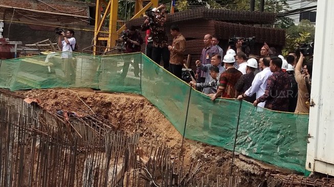 Wakil Presiden Jusuf Kalla (JK) meninjau pembangunan gedung kantor Dewan Masjid Indonesia (DMI) di kawasan Matraman, Jakarta Timur, Kamis (22/8/2019). (Suara.com/Ria Rizki)