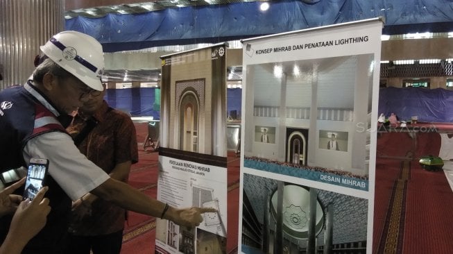 Petugas menunjukan denah renovasi Masjid Istiqlal di Jakarta Pusat. (Suara.com/Ria Rizki)