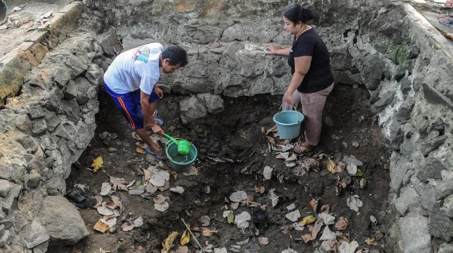 Warga mengambil air dari sumur yang mulai mengering di Kampung Ciburuy, Kubangjaya, Petir, Serang, Banten, Rabu (21/8). [ANTARA FOTO/Muhammad Bagus Khoirunas]