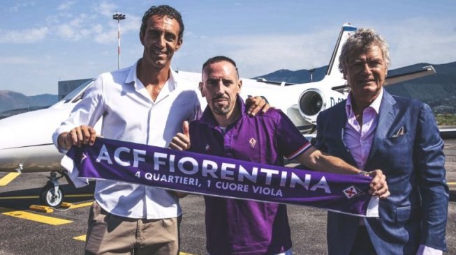 Frank Ribery saat resmi diperkenalkan sebagai pemain anyar Fiorentina. (Twitter/@acffiorentina)