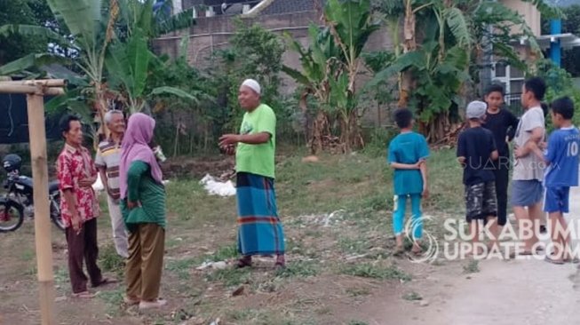 Masyarakat di Kampung Delima yang resah dengan isu pocong gentayangan belakangan ini. Selain di Kampung ini, isu pocong gentayangan juga meresahkan warga Kampung Bojongtalang, Kelurahan Cibadak, Kecamatan Cibadak. (Sukabumiupdate.com).