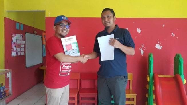 bantuan buku dan renovasi sekolah