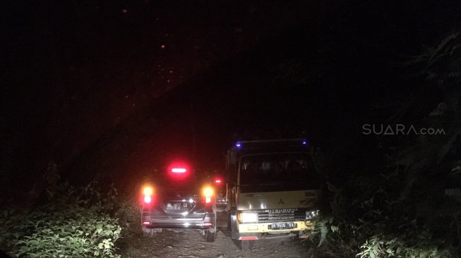 Saat berpapasan dengan pengguna route sama di kawasan dekat Bukit Lawang [Suara.com/ukirsari].