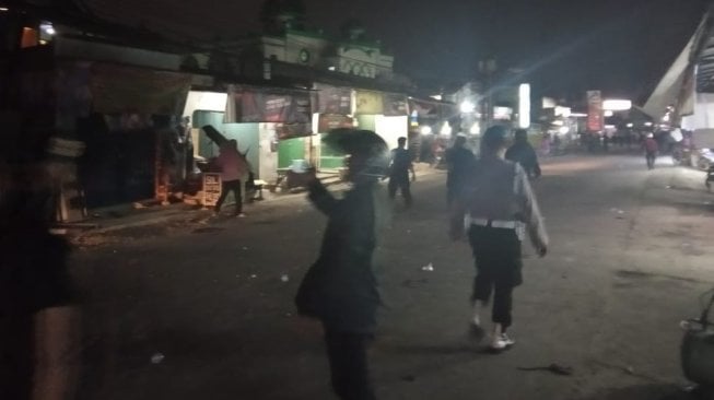 Suasana sesama suporter Persita setelah terlibat aksi saling serang di Jalan Raya Legok, Karawaci Kota Tangerang, Kamis (22/8/2019). (Suara.com / Muhammad Iqbal) 