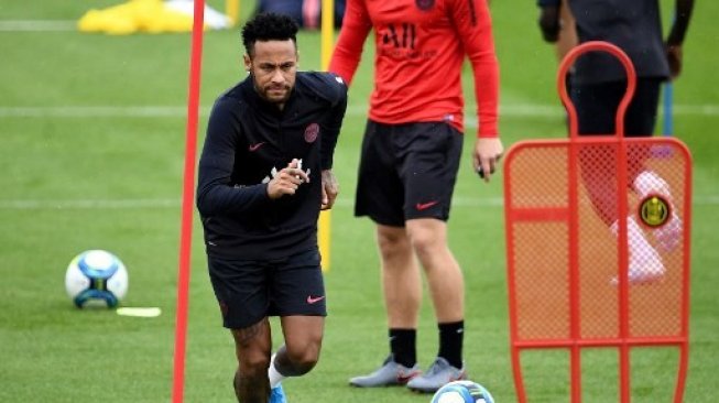 Neymar saat mengikuti sesi latihan Paris Saint-Germain. (FRANCK FIFE / AFP)