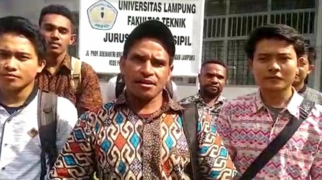 Ketua Ikatan Mahasiswa Papua di Lampung Isaskar Bisbin saat menyampaikan keterangan di kompleks Universitas Lampung, Kamis (22/8/2019). (ANTARA/Dian Hadiyatna)