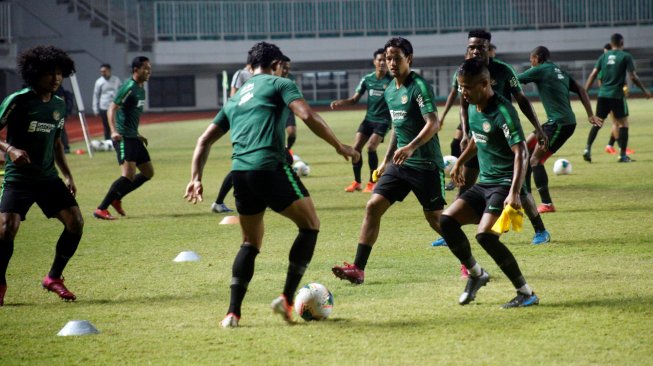 Sejumlah pemain timnas Indonesia senior melakukan sesi latihan di Stadion Pakansari, Cibinong, Bogor, Jawa Barat, Kamis (22/8/2019). Latihan tersebut sebagai persiapan menuju laga perdana babak kedua Pra-Piala Dunia 2022 dan sekaligus ajang Pra-Piala Asia 2023. ANTARA FOTO/Yulius Satria Wijaya.