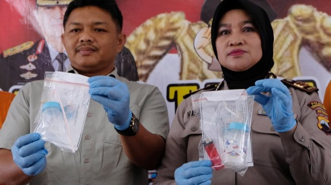 Polisi menunjukkan barang bukti dot bayi beserta empat tersangka pengedar dan pengguna narkoba saat gelar kasus narkoba di Mapolres Temanggung, Jawa Tengah, Kamis (22/8).[ANTARA FOTO/Anis Efizudin]