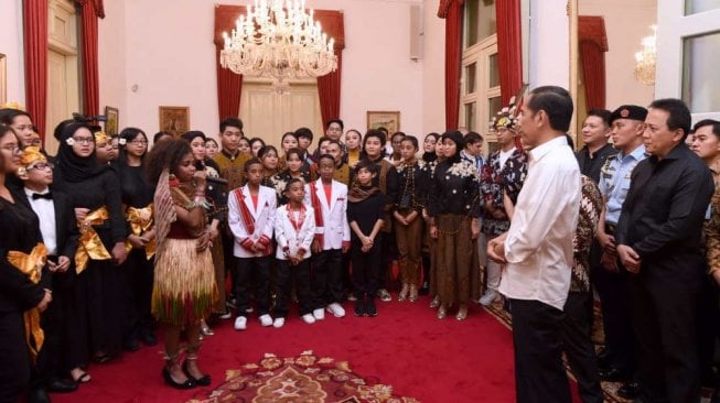 Temui Talenta Muda Papua, Jokowi Disuguhkan Lagu Indonesia Pusaka