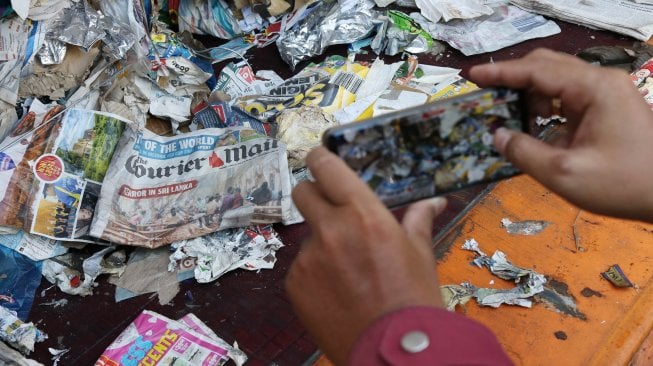 Petugas Bea Cukai Tanjung Perak Surabaya menunjukkan sampah impor terpapar limbah asal Australia di Terminal Petikemas Surabaya. [Didik Suhartono]