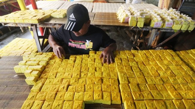 Perajin menata tahu takwa khas Kediri saat peresmian wisata edukasi Kampung Tahu di Kelurahan Tinalan, Kota Kediri, Jawa Timur, Kamis (22/8/2019). [ANTARA FOTO/Prasetia Fauzani]