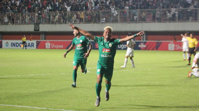 Selebrasi striker PSS Sleman, Kushedya Hari Yudo, usai mencetak gol ke gawang PSM Makassar. (Suara.com/Irwan Febri Rialdi).
