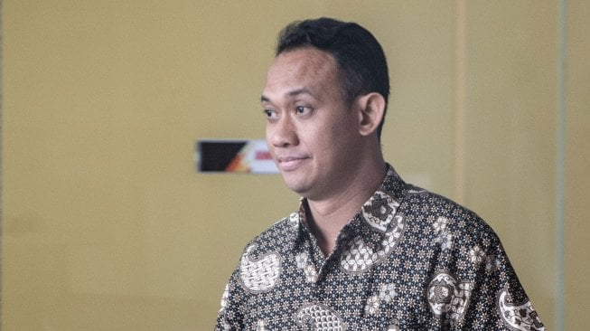 Direktur Angkasa Pura Propertindo Wisnu Raharjo berjalan keluar saat jeda pemeriksaan di Gedung KPK, Jumat (23/8). [ANTARA FOTO/Aprillio Akbar]