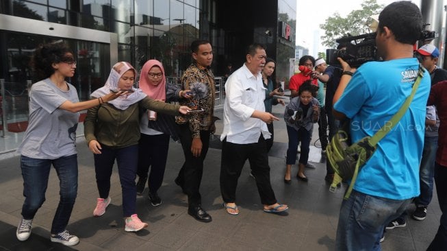 Mantan Wagub Jawa Barat Deddy Mizwar berjalan saat jeda Salat Jumat ketika menjalani pemeriksaan di Gedung KPK, Jakarta, Jumat (23/8).  [Suara.com/Arya Manggala]