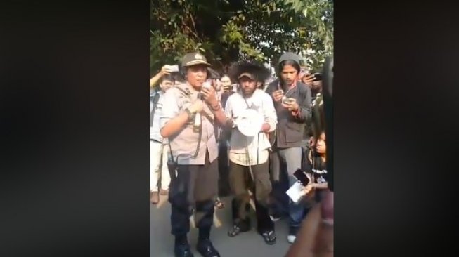 Mahasiswa Papua Tolak Pemberian Minuman Keras Dari Polisi