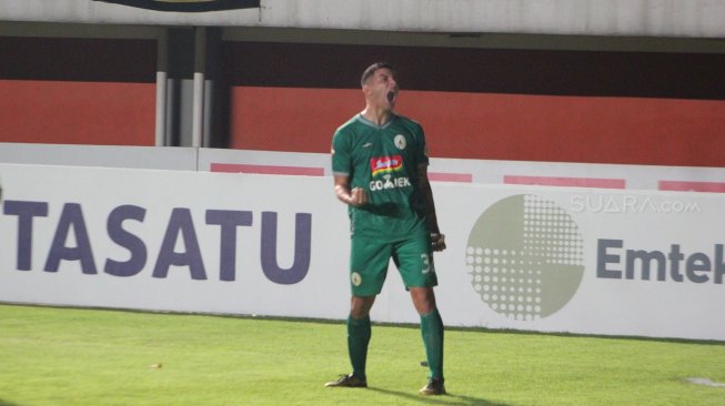 Selebrasi gelandang PSS Sleman, Brian Ferreira, setelah mencetak gol ke gawang PSM Makassar. (Suara.com/Irwan Febri Rialdi).