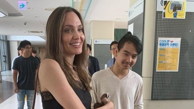 Angelina Jolie dan Maddox. (Instagram/@xx_efu)