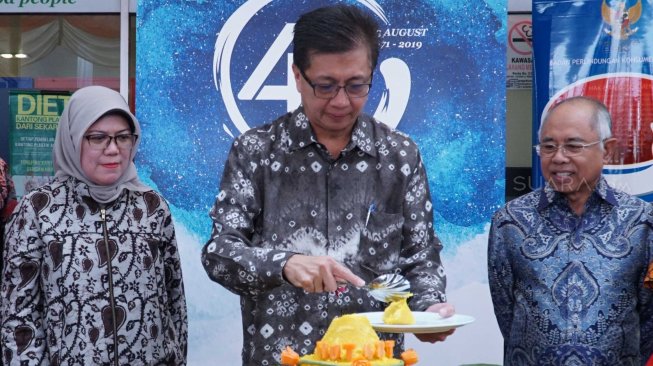 Direktur Pemberdayaan Konsumen Kemendag RI, Nina Mora (kiri) menerima potongan nasi tumpeng dari Presiden Komisaris PT Hero Supermarket Tbk. Ipung Kurnia (tengah) disaksikan  Ketua Badan Perlindungan Konsumen Nasional (BPKN) Ardiansyah Parman (kanan) saat perayaan HUT ke-48 Hero Group di Jakarta, Jumat (23/8). [Suara.com/Oke Atmaja]