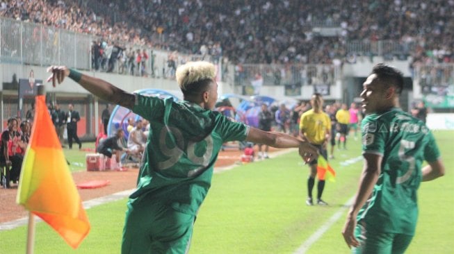 Selebrasi striker PSS Sleman, Kushedya Hari Yudo, usai mencetak gol ke gawang PSM Makassar. (Suara.com/Irwan Febri Rialdi).