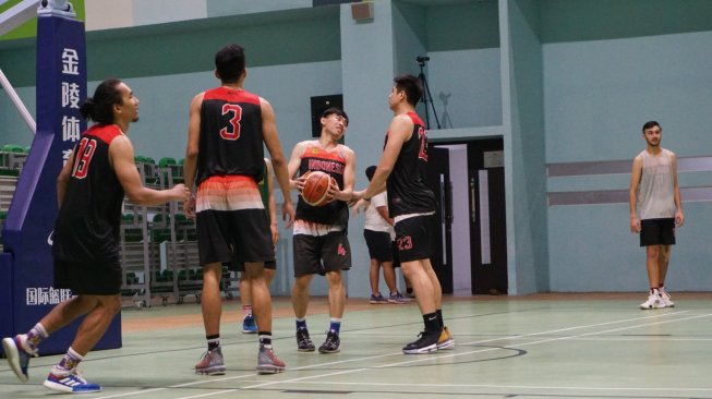 Pemain Tim nasional (Timnas) basket Indonesia berlatih di GBK Arena, Jakarta, Kamis (22/8/2019). [Suara.com/Arief Apriadi]