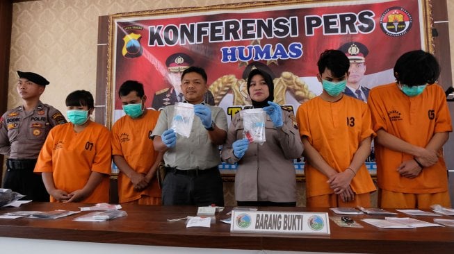 Polisi menunjukkan barang bukti dot bayi beserta empat tersangka pengedar dan pengguna narkoba saat gelar kasus narkoba di Mapolres Temanggung, Jawa Tengah, Kamis (22/8).[ANTARA FOTO/Anis Efizudin]