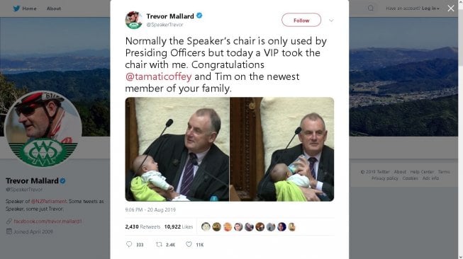 Ketua Parlemen Selandia Baru Trevord Mallard momong bayi sambil kerja - (Twitter/@SpeakerTrevor)