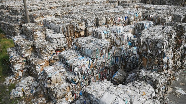 Tumpukan sampah kertas yang diimpor oleh sebuah perusahaan pabrik kertas sebagai bahan baku kertas di Mojokerto, Jawa Timur. [Zabur Karuru]