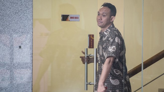 Direktur Angkasa Pura Propertindo Wisnu Raharjo berjalan keluar saat jeda pemeriksaan di Gedung KPK, Jumat (23/8). [ANTARA FOTO/Aprillio Akbar]