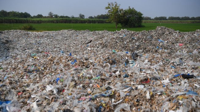 Tumpukan sampah plastik impor di Desa Bangun di Mojokerto, Jawa Timur. [ Zabur Karuru]