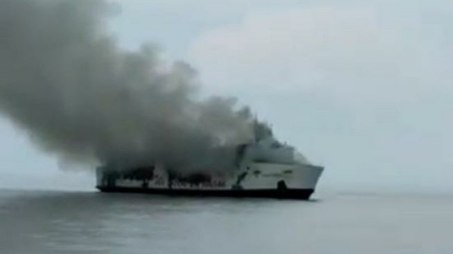 KM Santika Nusantara Terbakar di Masalembu, 53 Penumpang  Dievakuasi